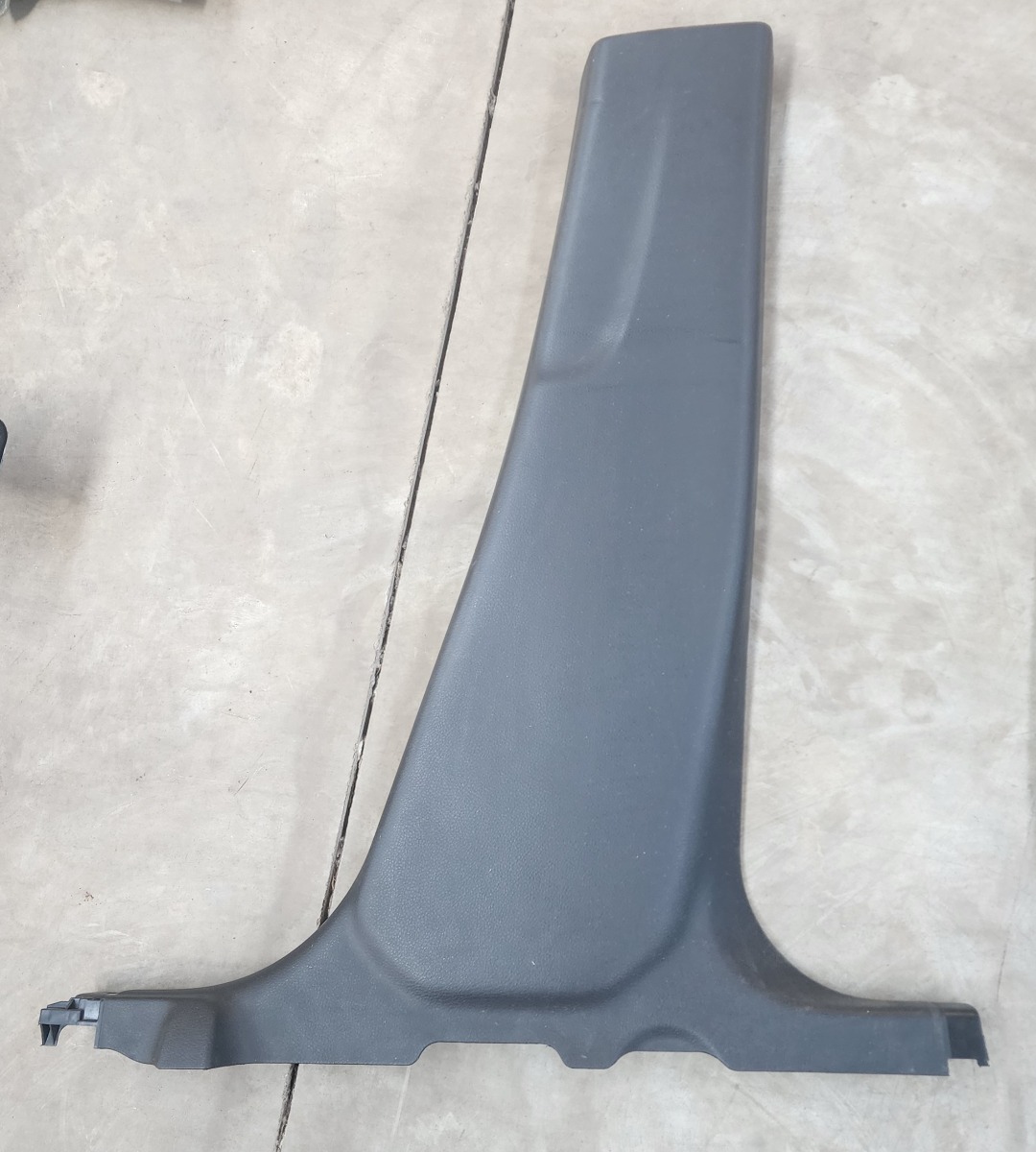IGNIS RIGHT B-PILLAR TRIM