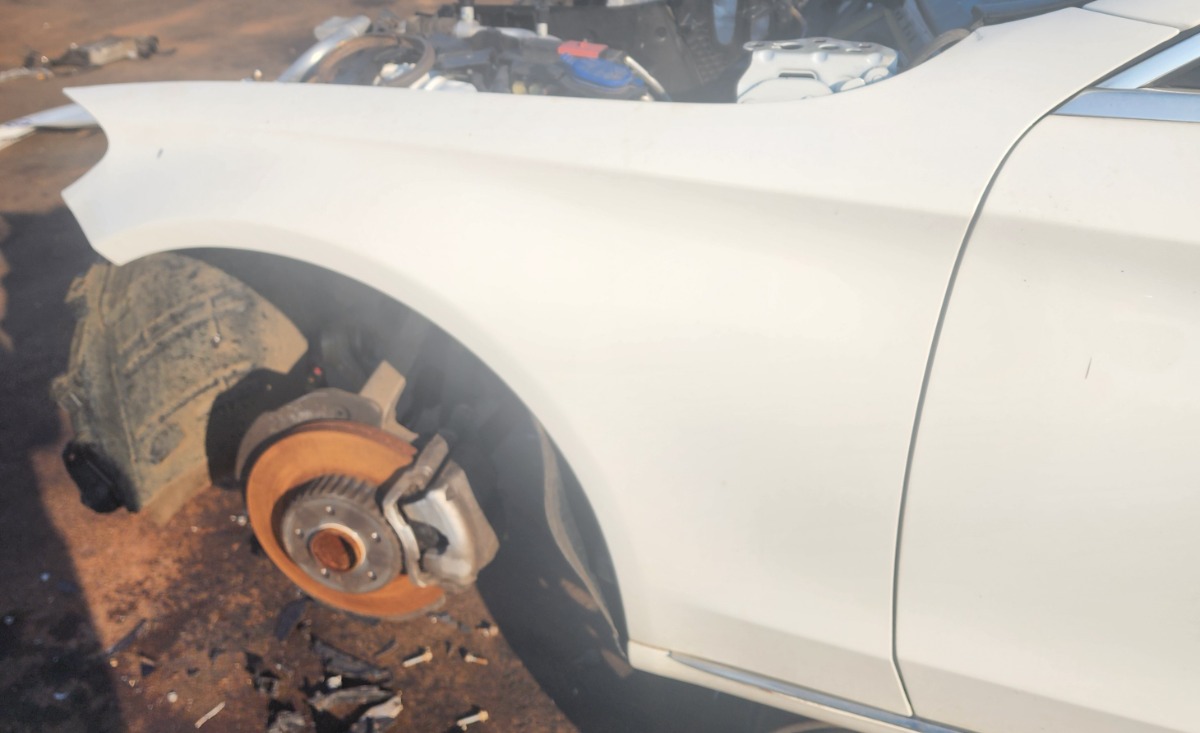 W205 FENDER LEFT FRONT