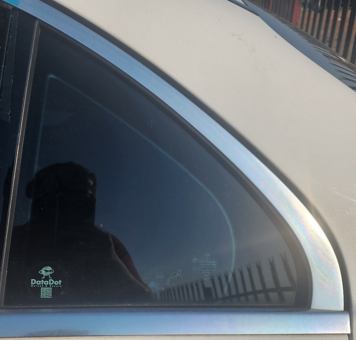 W205 LEFT REAR DOOR FIXED GLASS
