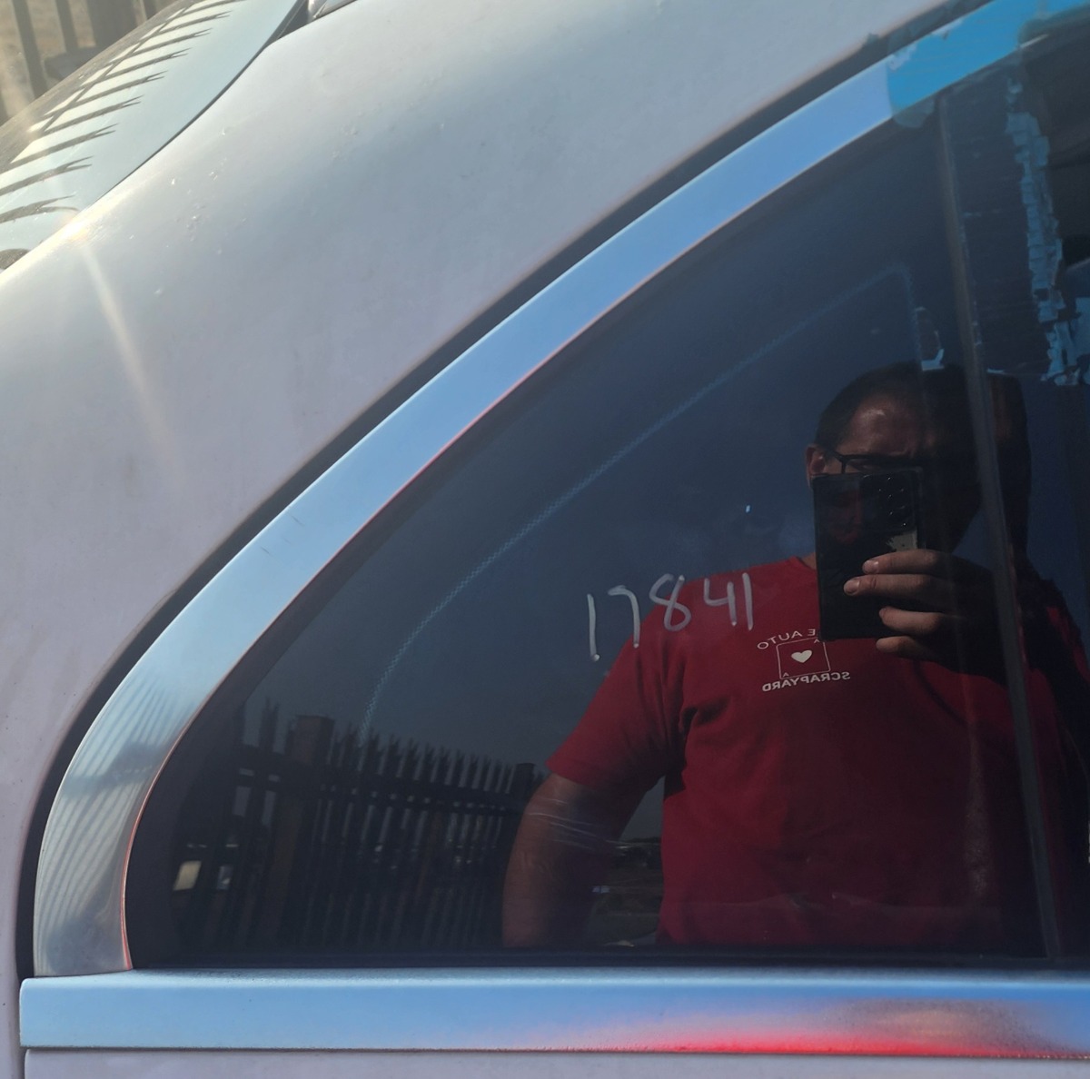 W205 RIGHT REAR FIXED GLASS