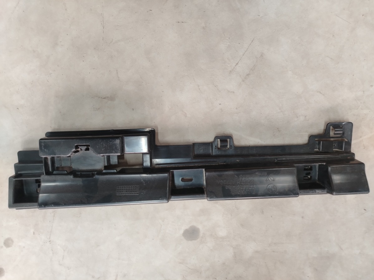 2017 BMW 320I F30 ROCKER PANEL MOUNTING BRACKET L/S