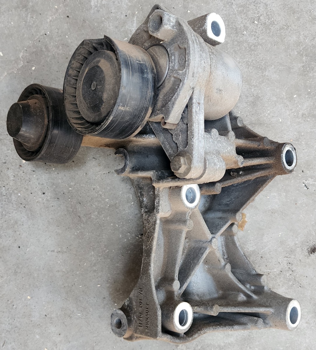 MEGANE 3 1.6DCI ALTERNATOR BRACKET