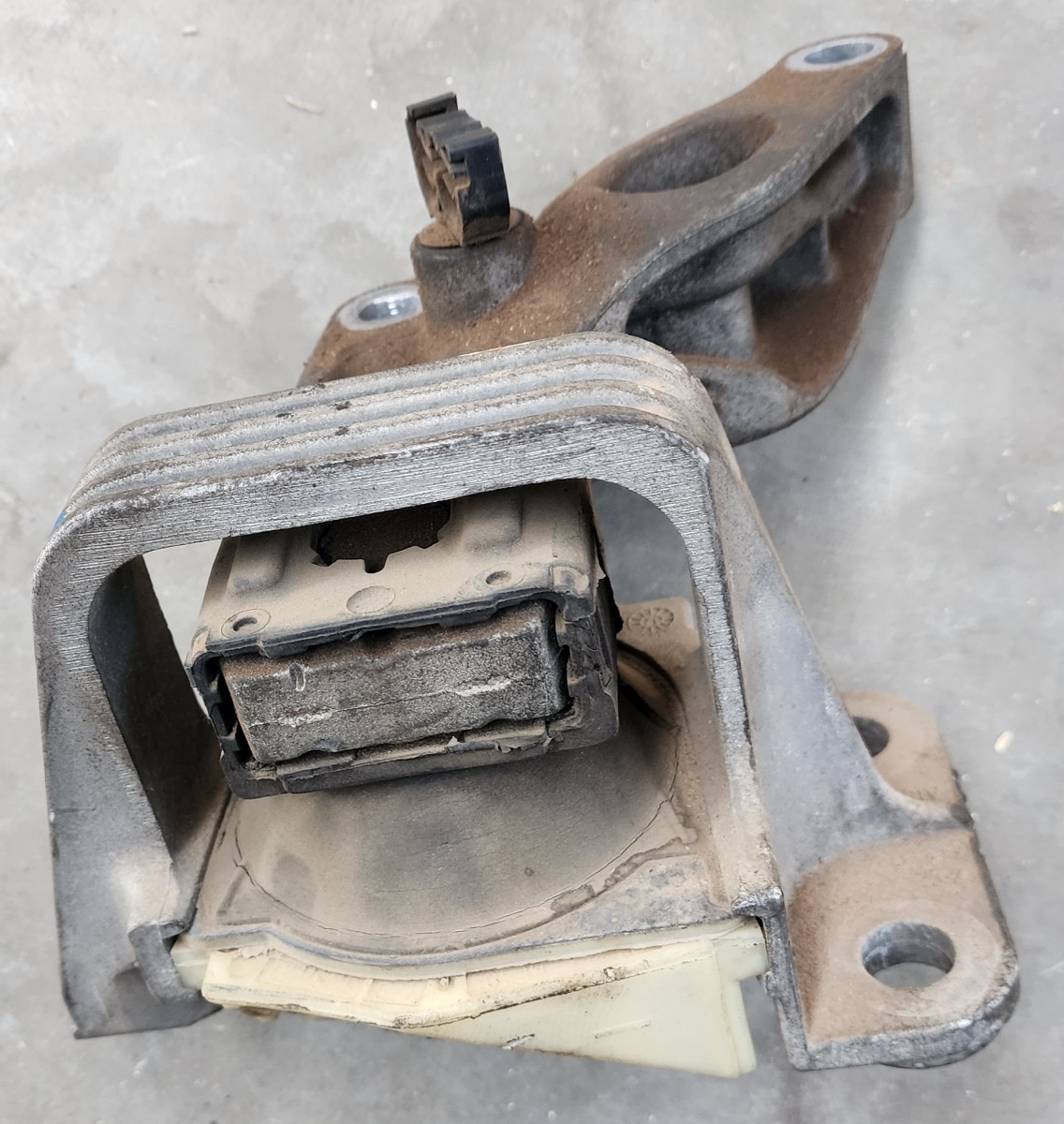 MEGANE 3 1.6DCI ENGINE MOUNTING