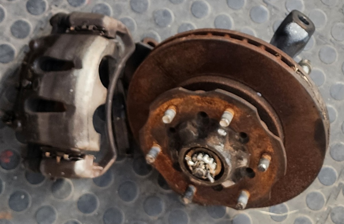 NP300 RIGHT FRONT STEERING KNUCKLE WITH CALIPER