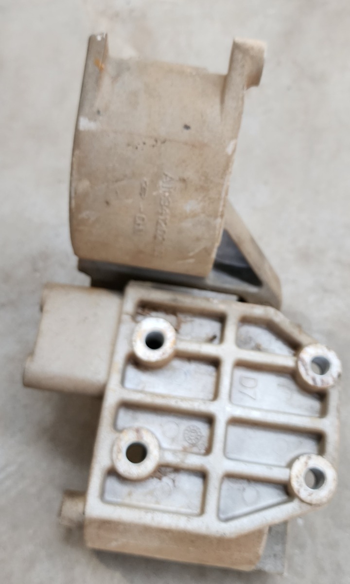 J2 1.5I STEERING PUMP MOUNT BRACKET