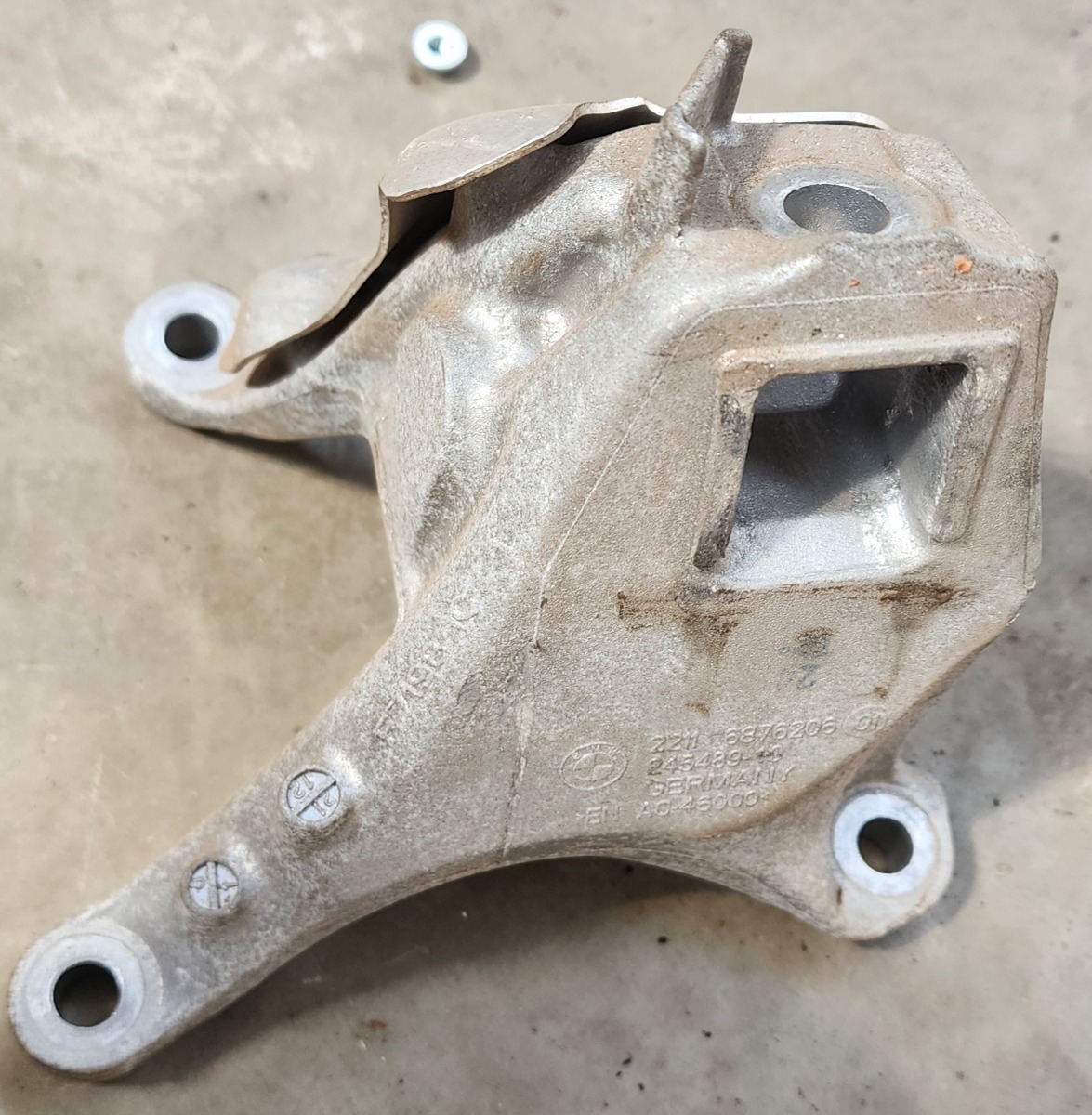 G20 B48B LEFT ENGINE MOUNT