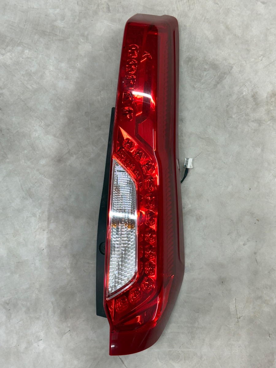 NISSAN X-TRAIL RIGHT TAIL LIGHT