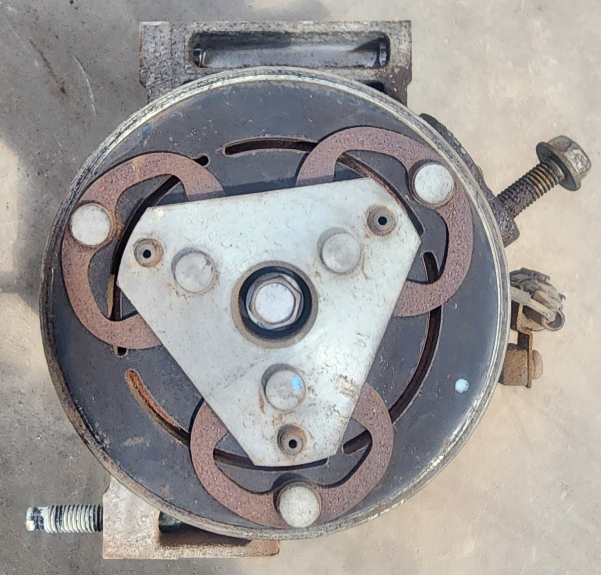 GO 1.2I AIRCON PUMP