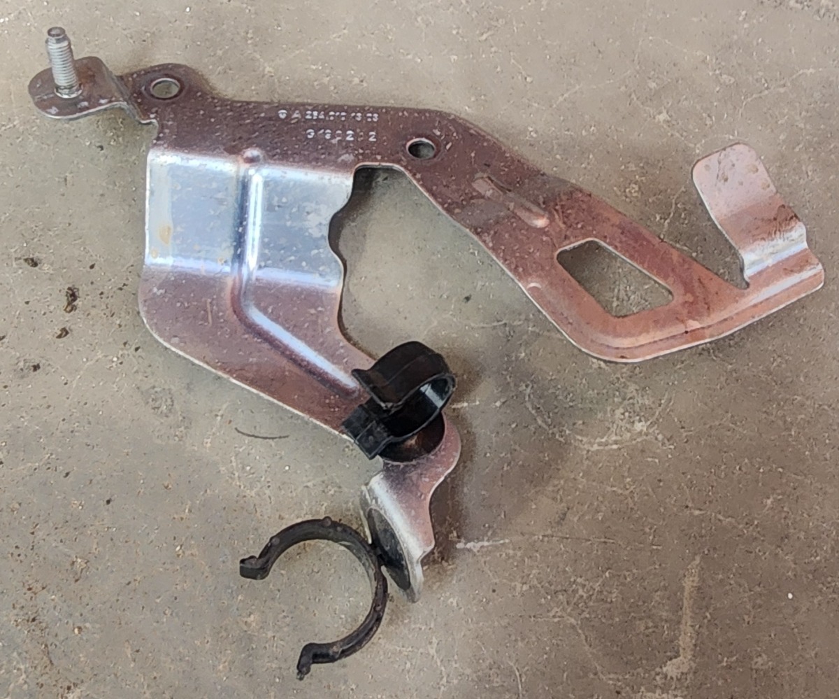 W205 264 SOUND INSU BRACKET