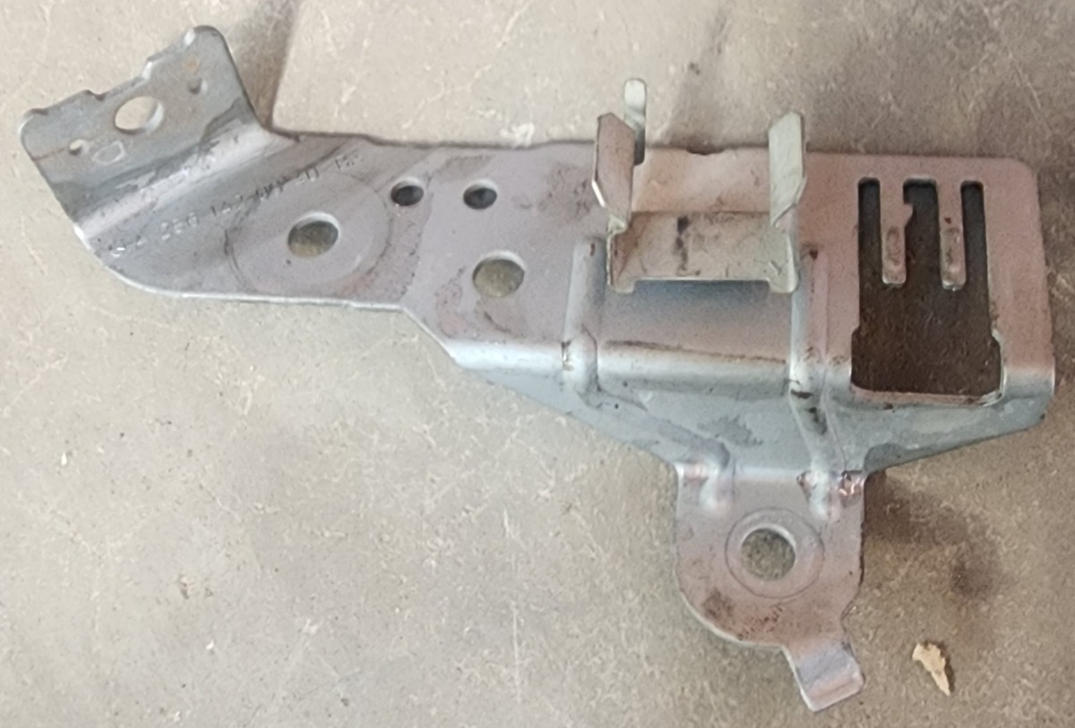 W205 264 SUPPORT BRACKET