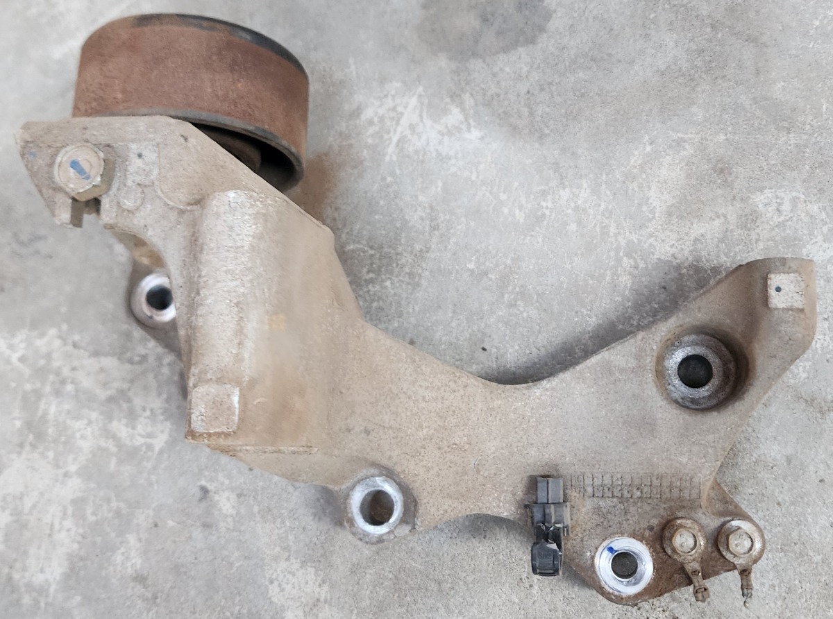 MICRA 1.2 ALTINATOR BRACKET