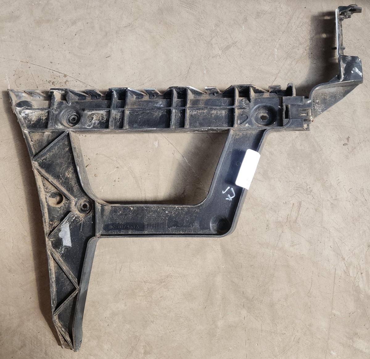 A4 B8 LEFT REAR BUMPER GUIDE