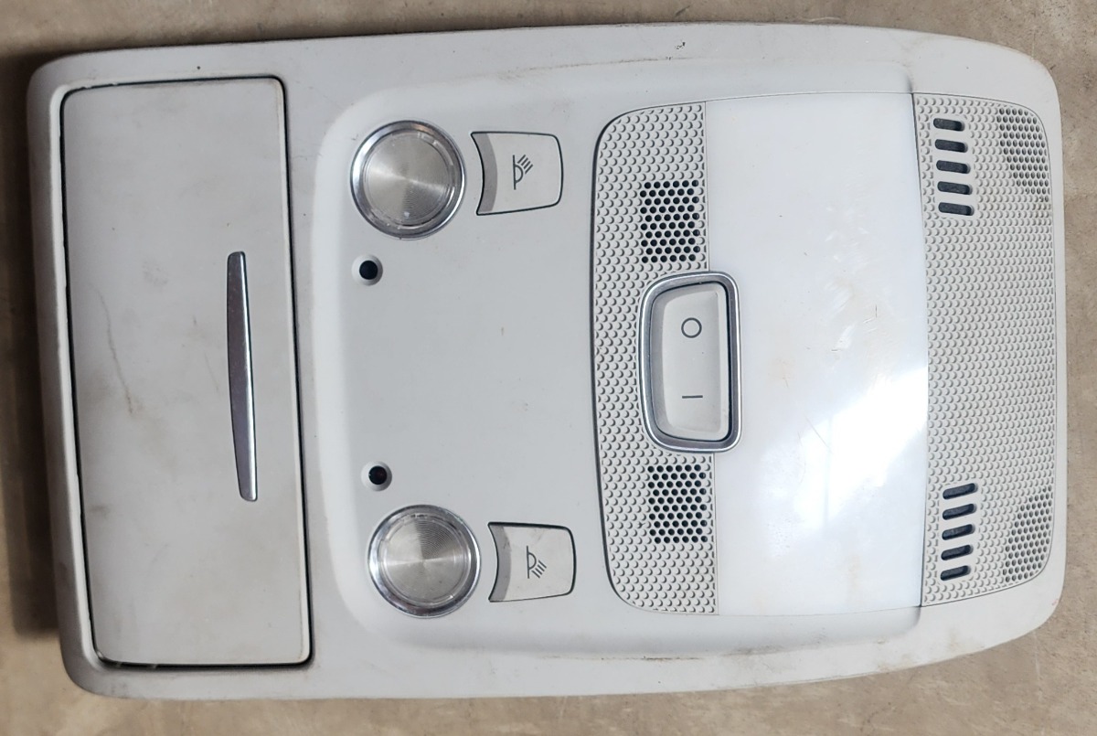 A4 B8 FRONT DOME LIGHT