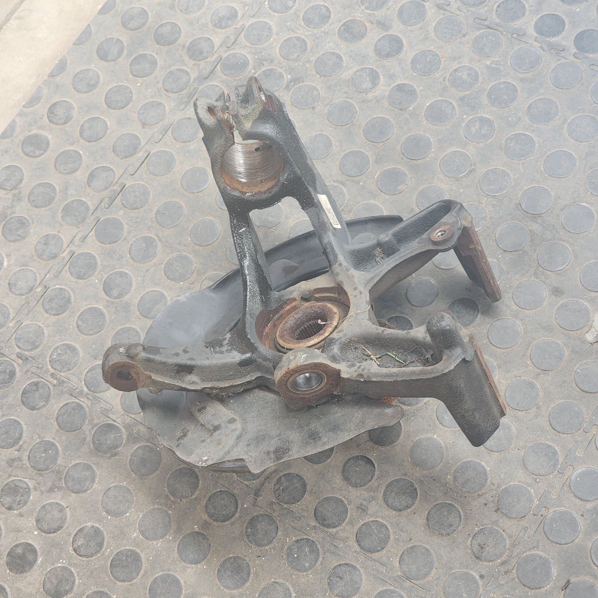 T-CROSS LEFT HUB AND KNUCKLE