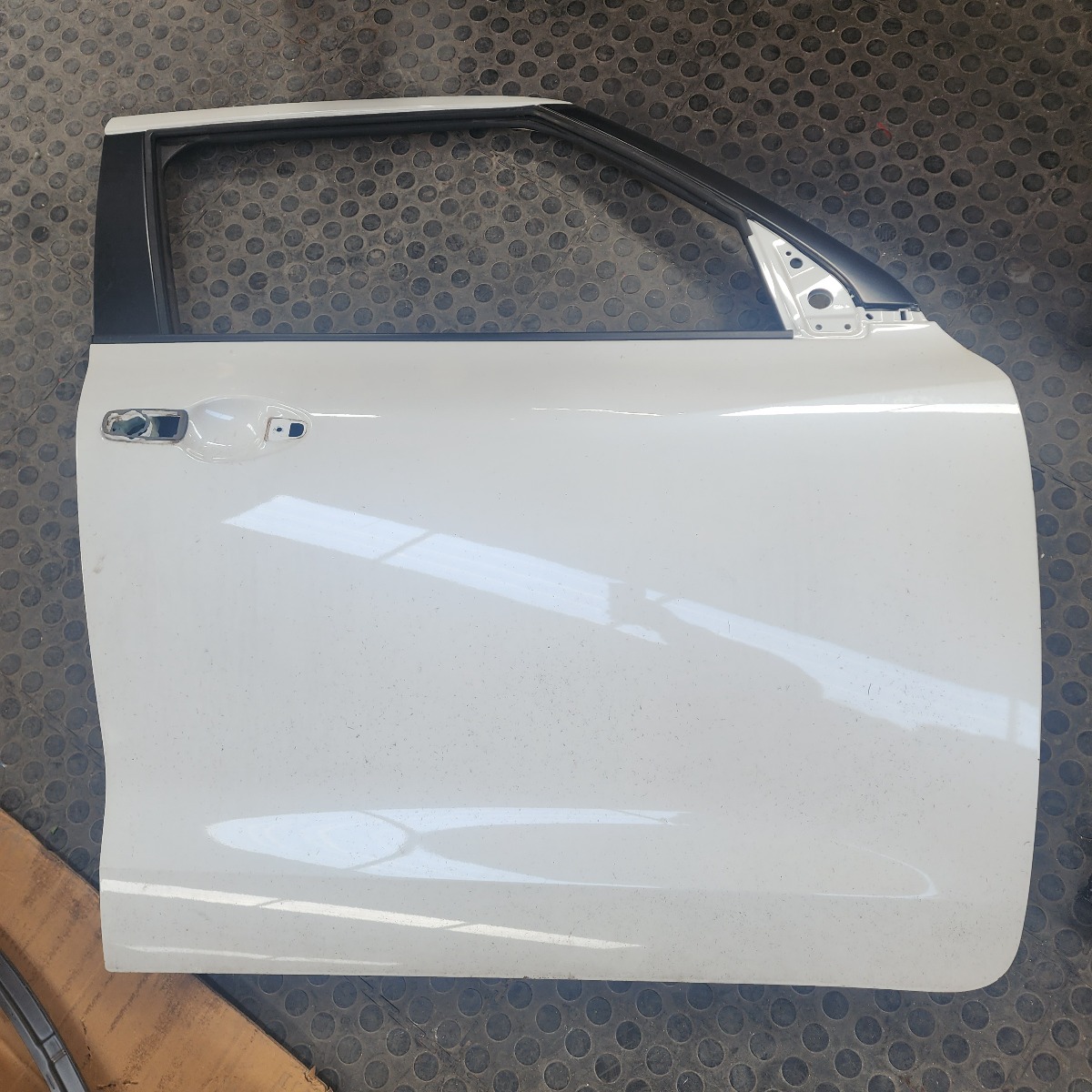 SWIFT RIGHT FRONT DOOR (SHELL)