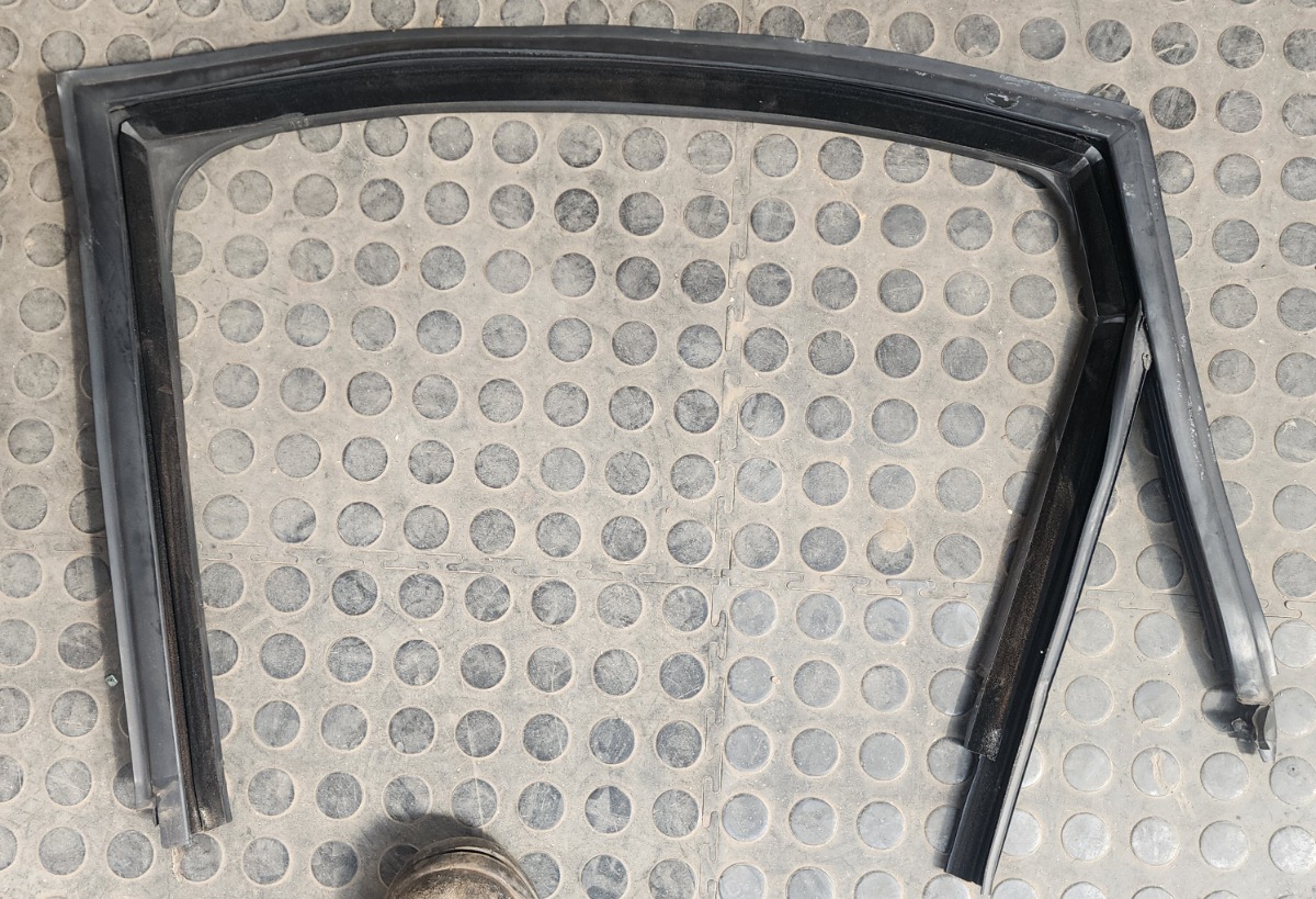 POLO MK6/7 LEFT REAR GLASS CHANNEL RUBBER