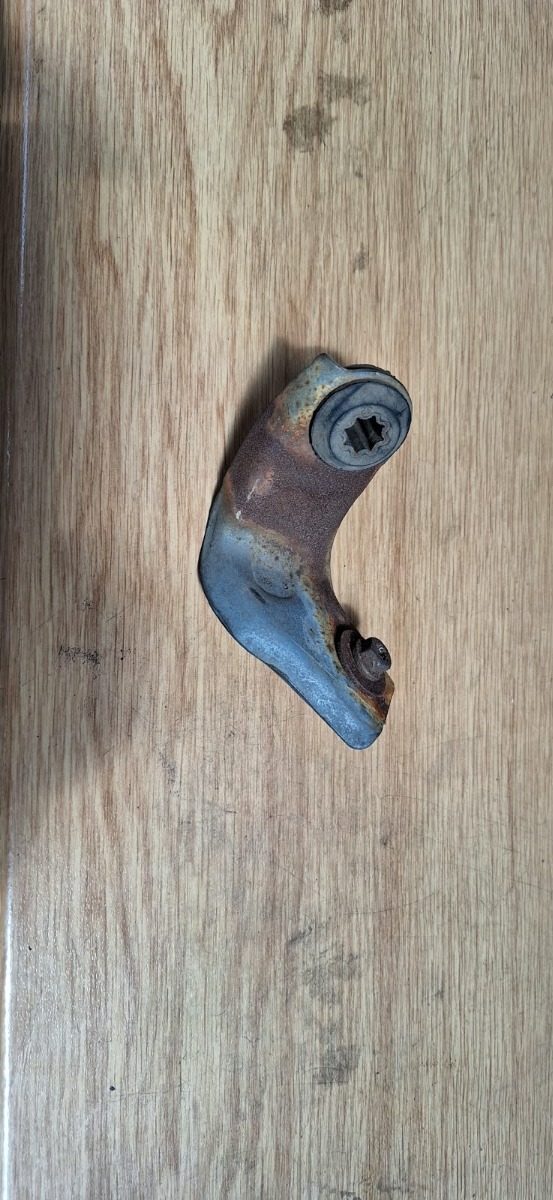 NP200 TOP LEFT RADIATOR MOUNTING