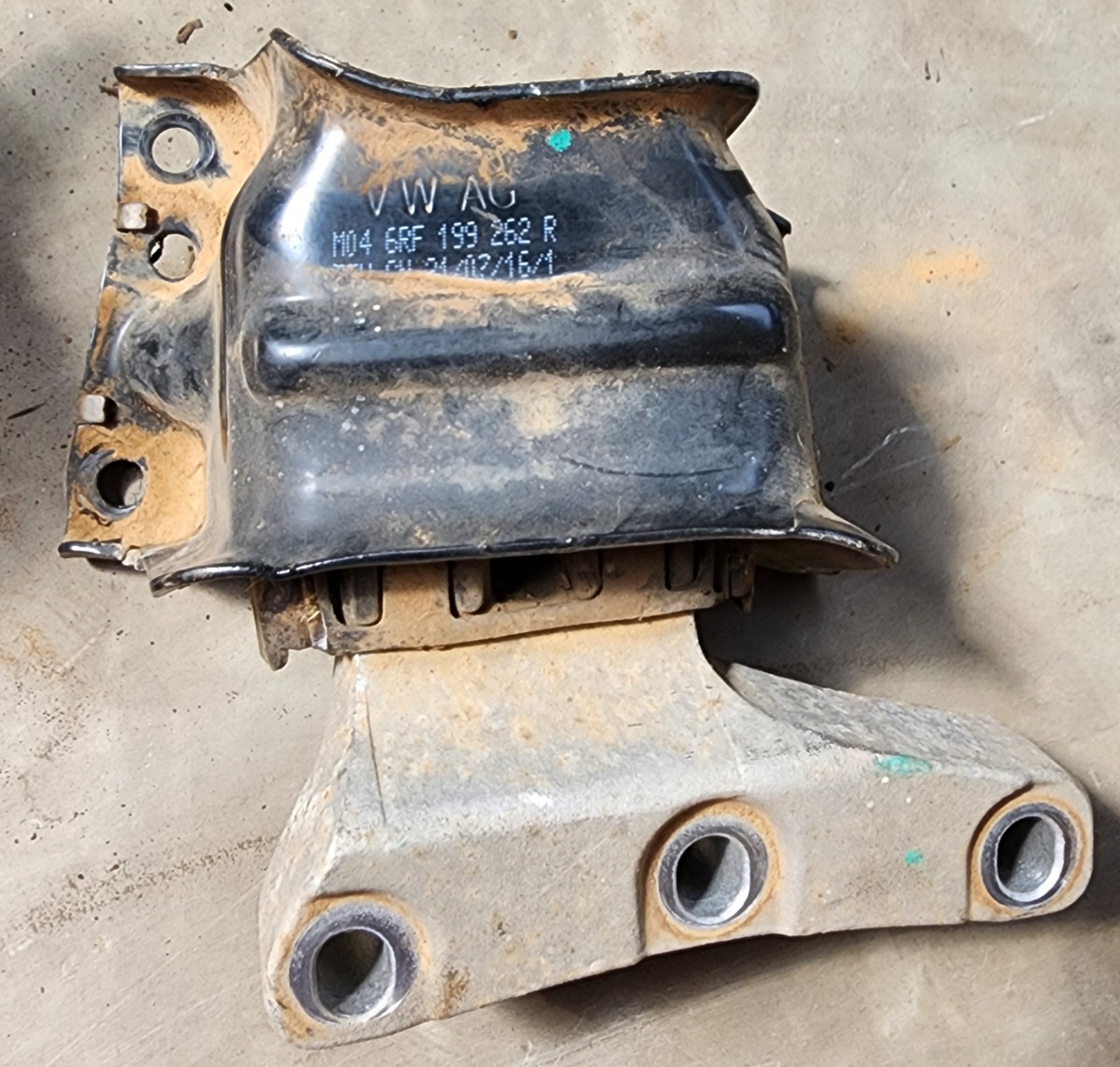 POLO CWX ENGINE MOUNTING