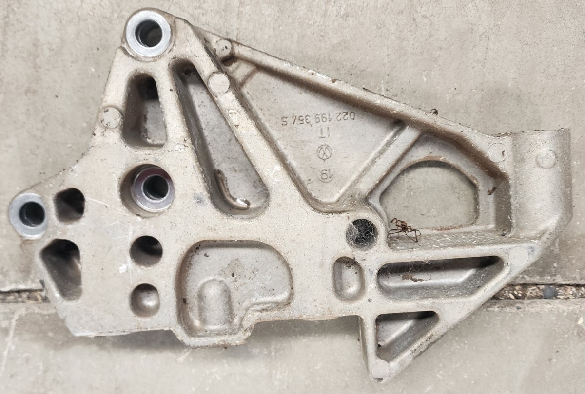 TT BUB 3.2 ENGINE BRACKET