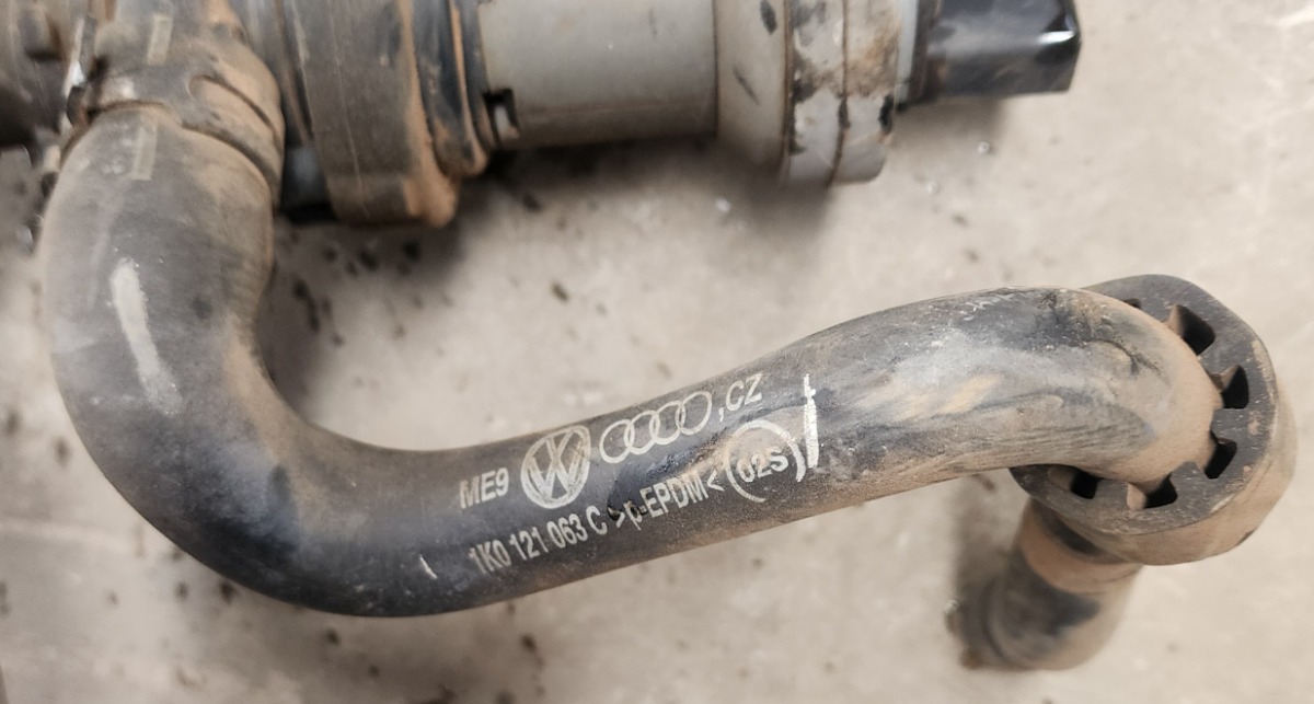 TT BUB 3.2 ENGINE COOLANT RETURN HOSE