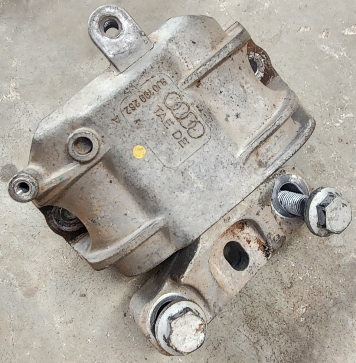 TT BUB 3.2 ENGINE MOUNT