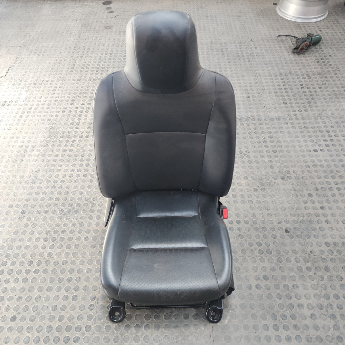 HILUX GD RIGHT FRONT SEAT