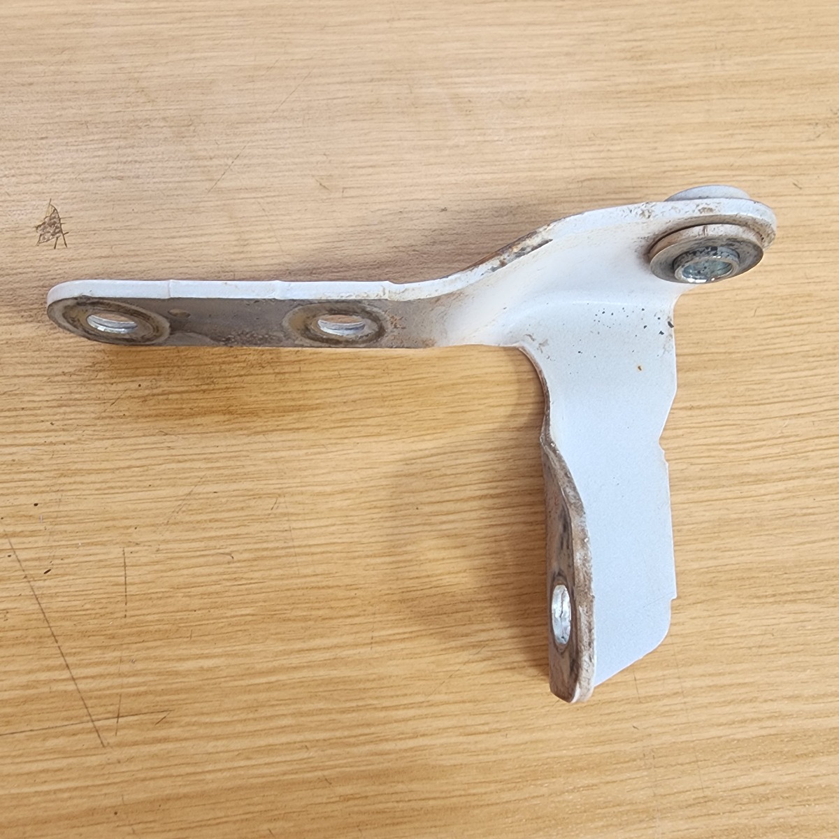 HILUX GD RIGHT TAILGATE HINGE