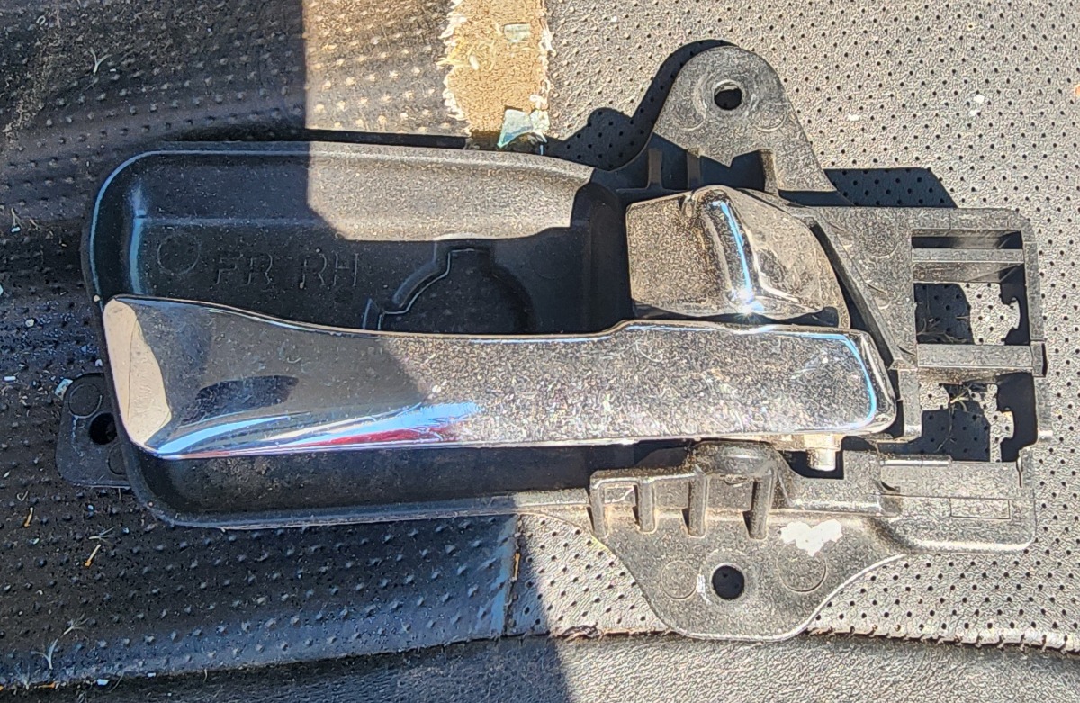 I30 RIGHT FRONT INNER HANDLE