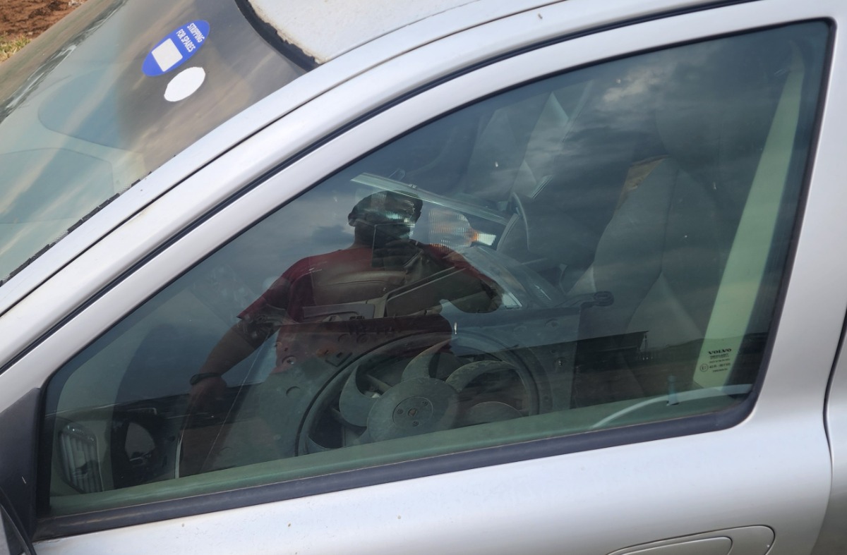 S60 LEFT FRONT DOOR GLASS