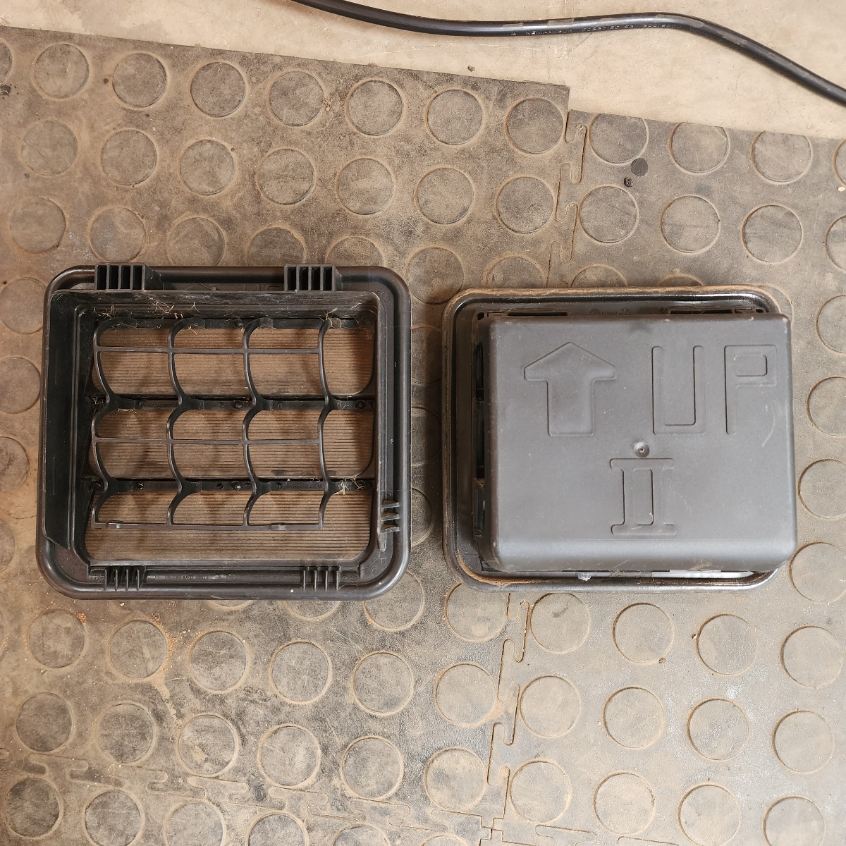 SPORTAGE REAR BREATHER GRILL L=R
