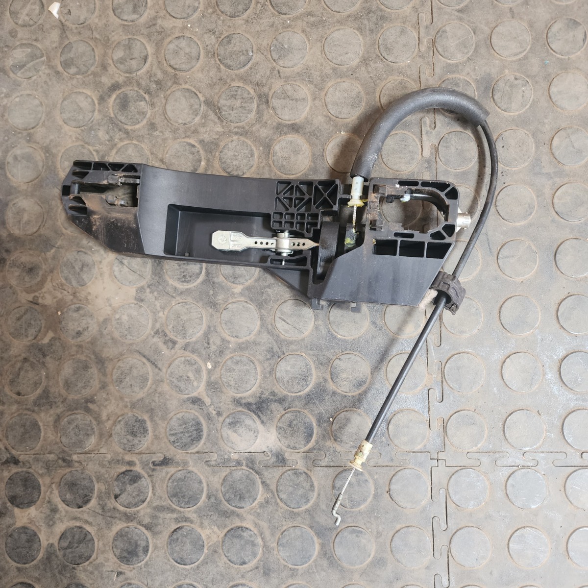 GIULIETTA LEFT FRONT INNER HANDLE BRACKET