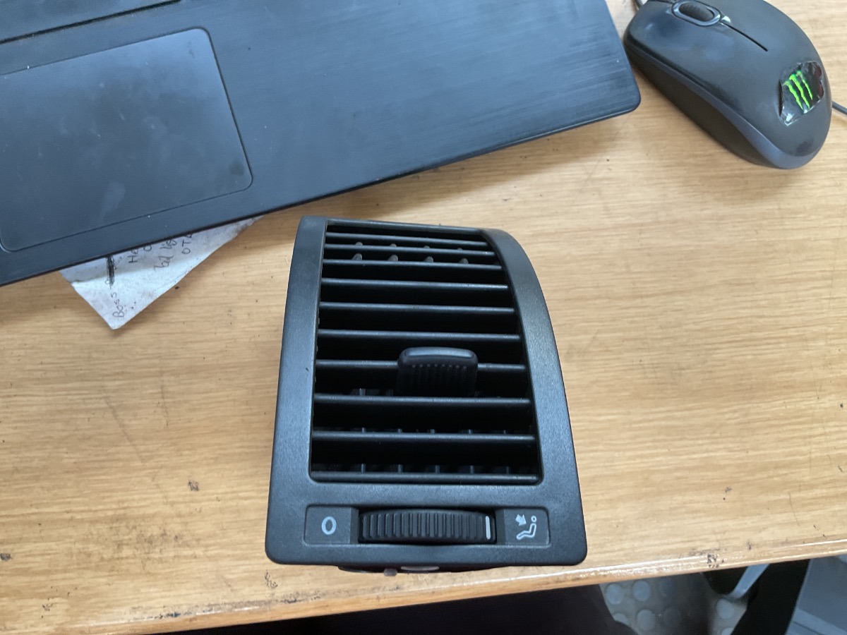 VIVO AIR VENT RIGHT