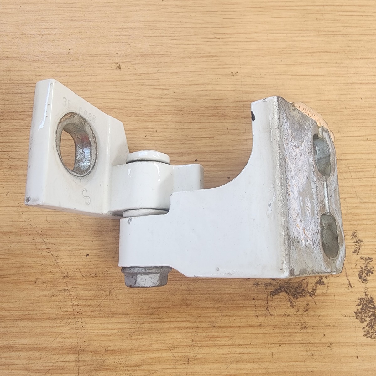 GIULIETTA LEFT LOWER DOOR HINGE