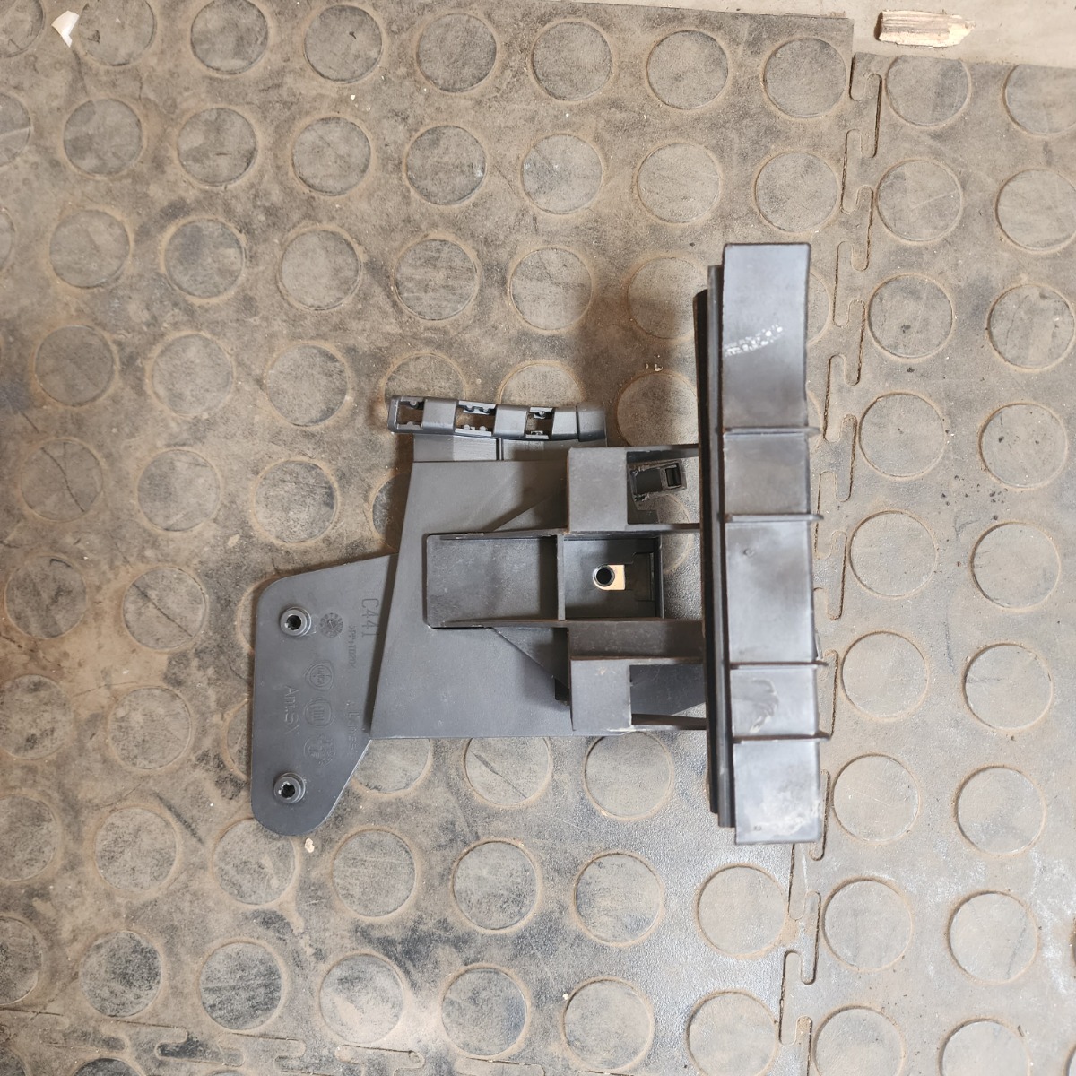 GIULIETTA LEFT FRONT INNER DOOR BRACKET