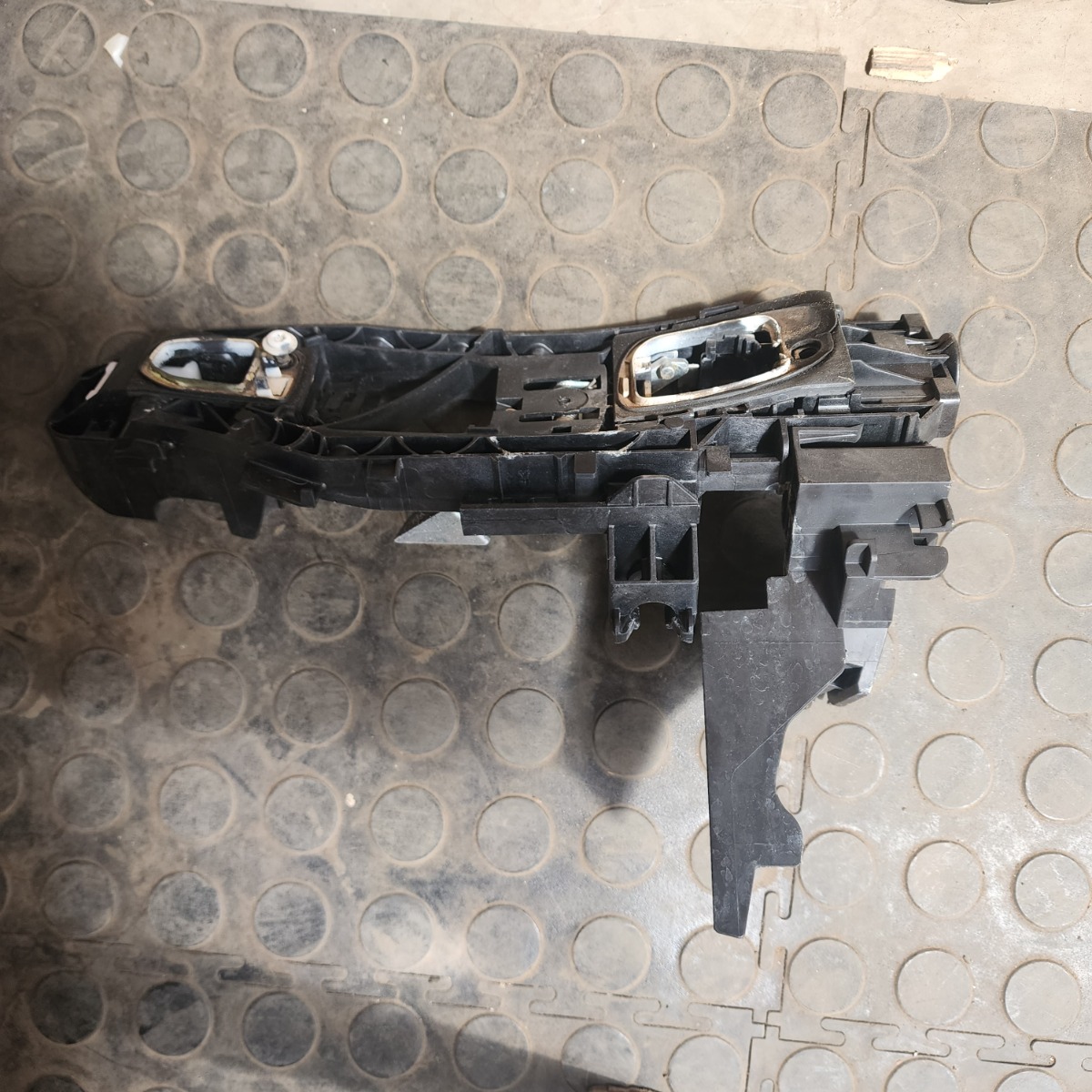 W205 LEFT FRONT HANDLE MOUNT BRACKET