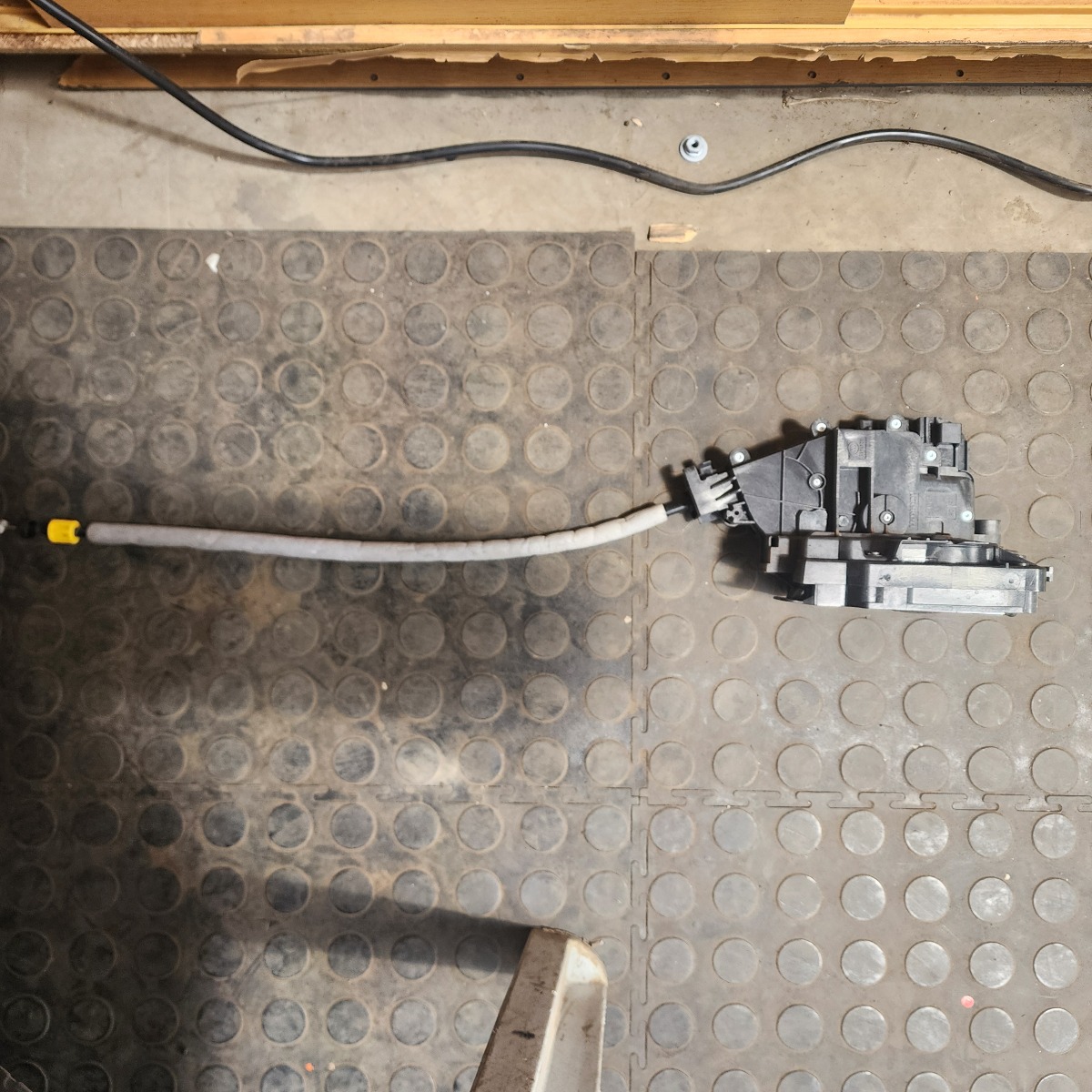 W205 LEFT FRONT DOOR LOCK