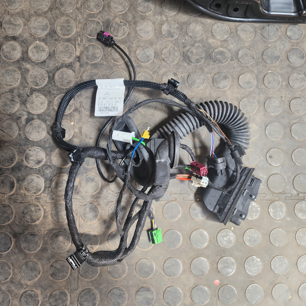 W205 LEFT FRONT DOOR WIRING