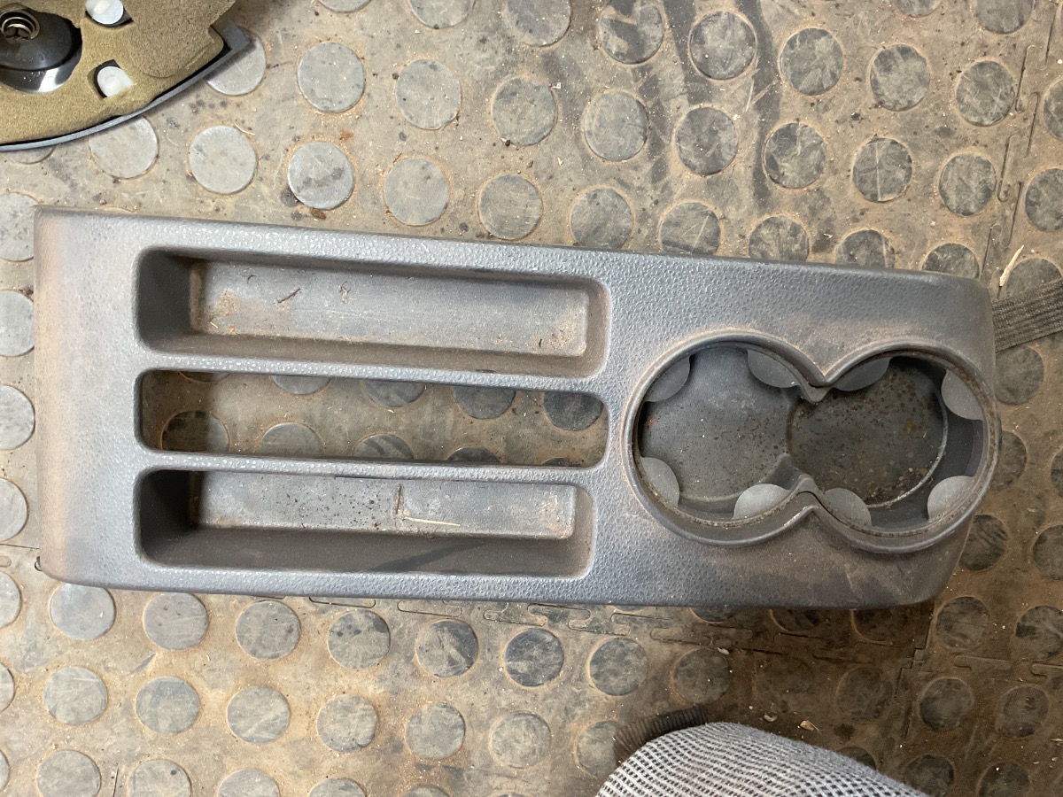 VIVO center cupholder