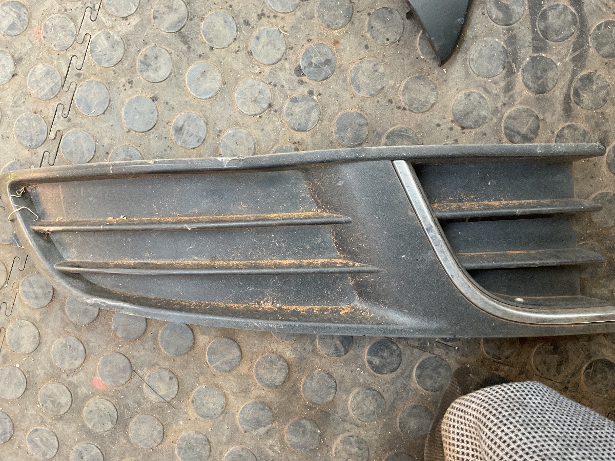 POLO VIVO MK1 RIGHT BUMPER GRILL