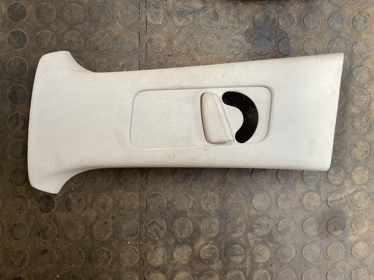 VIVO RIGHT PILLAR TRIM