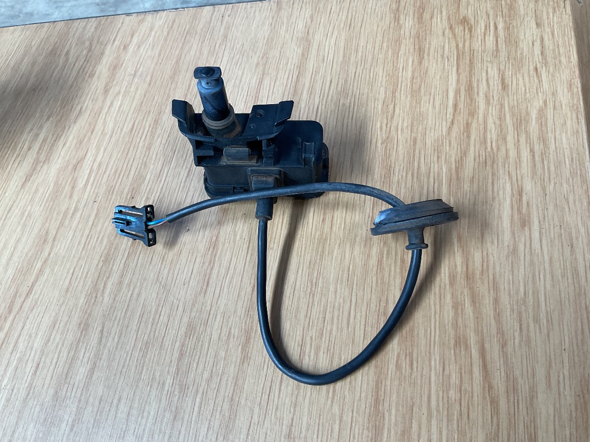 POLO FUEL FLAP LOCK MECHANISM