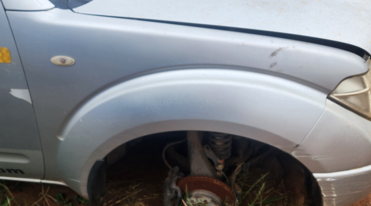 NAVARA RIGHT FRONT FENDER