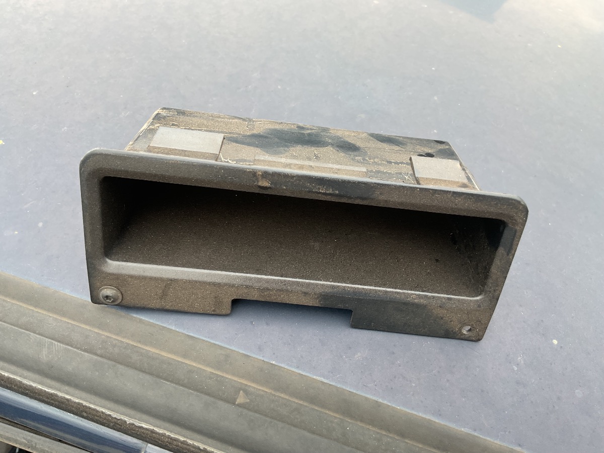 POLO PLAYA CENTER CONSOLE STORAGE COMPARTMENT