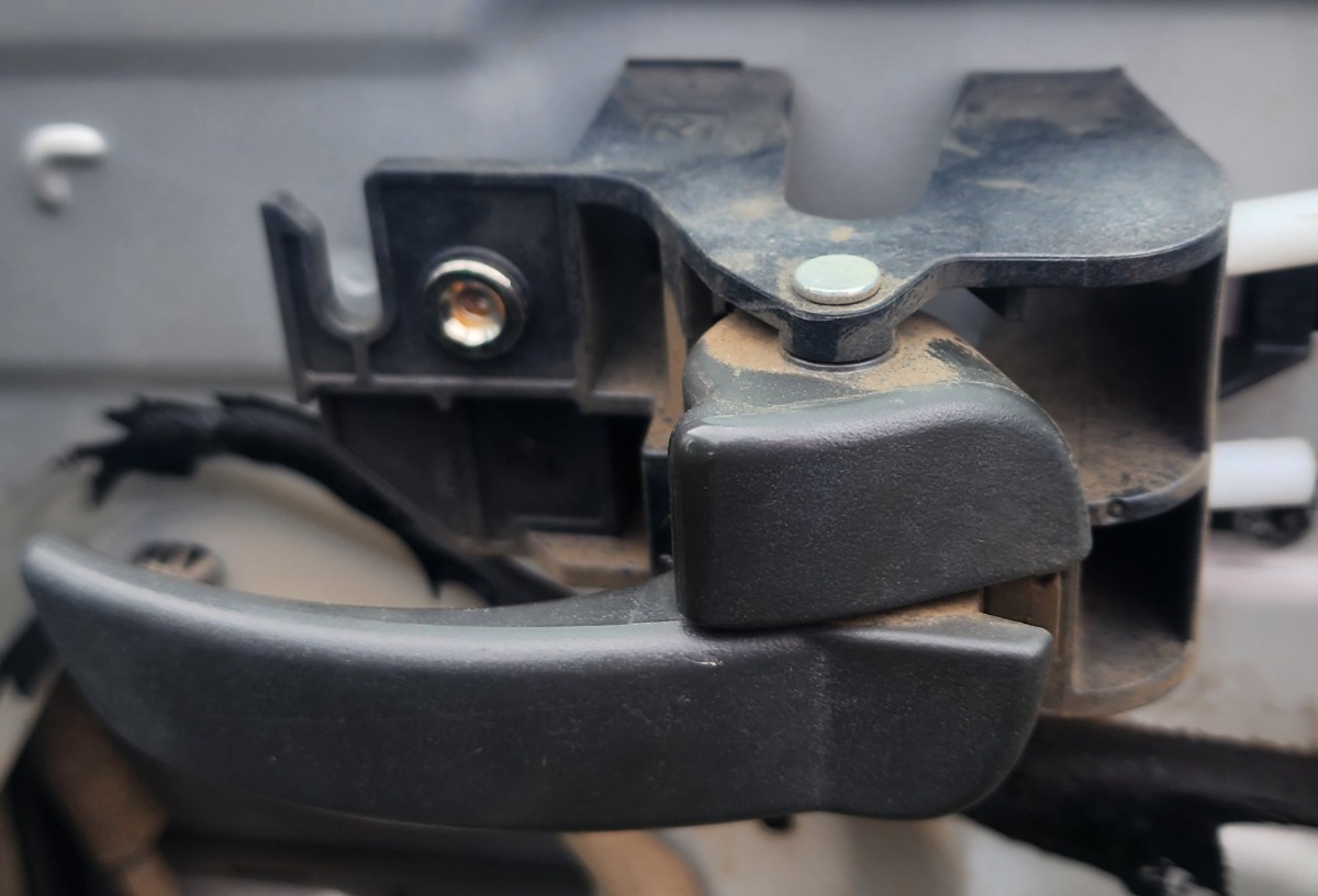 NAVARA RIGHT FRONT INNER HANDLE