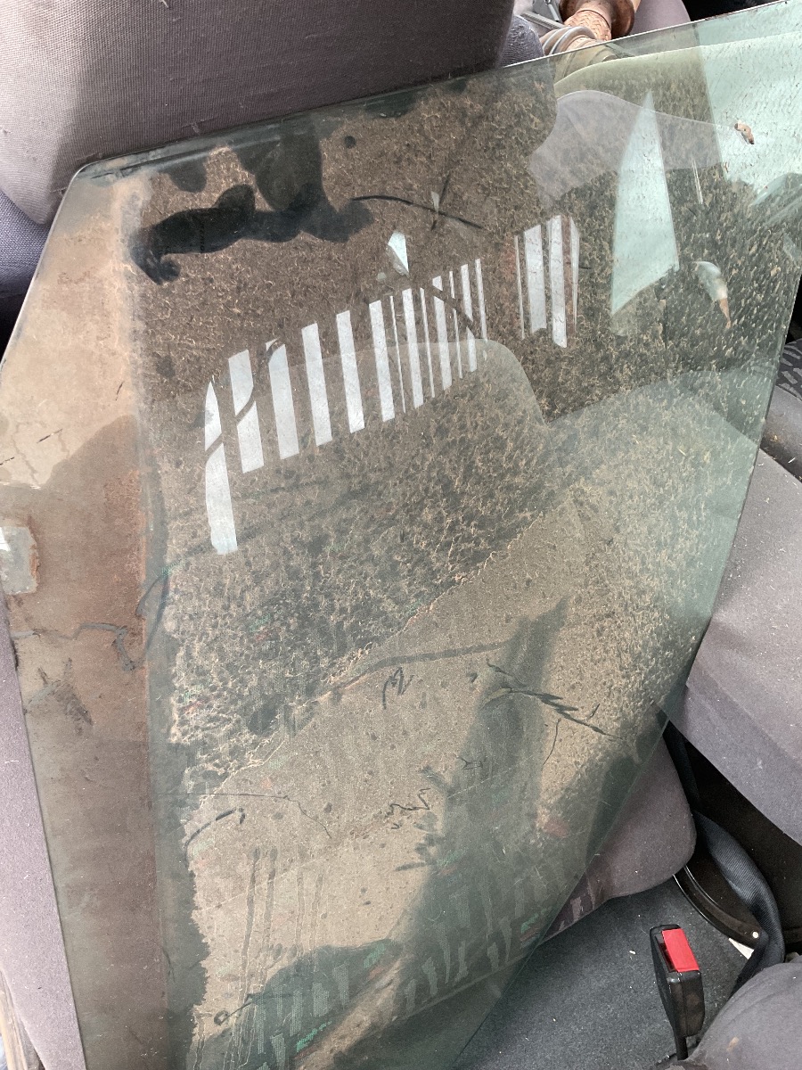 POLO PLAYA FRONT RIGHT DOOR GLASS