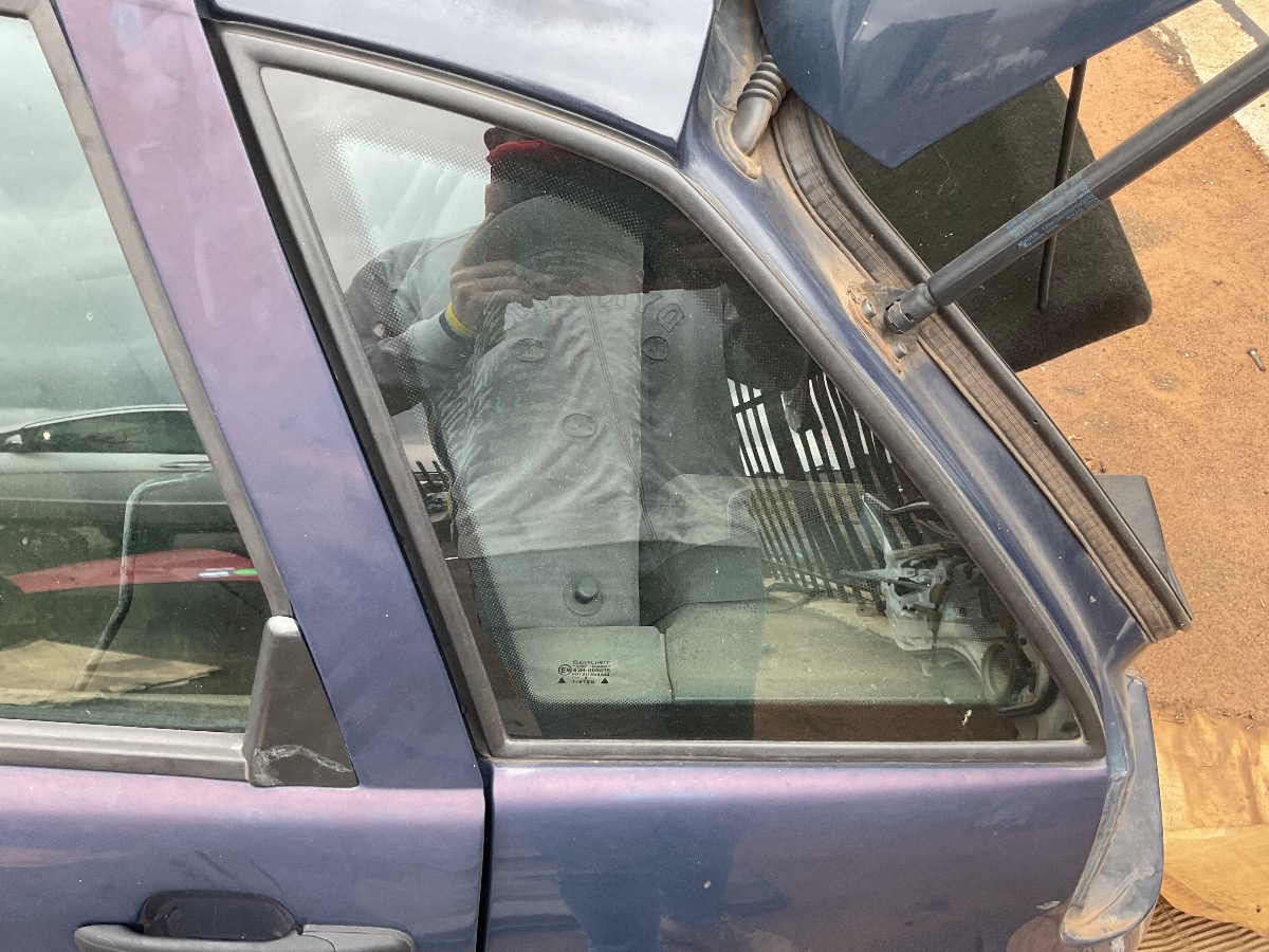 POLO PLAYA REAR LEFT SIDE WINDOW