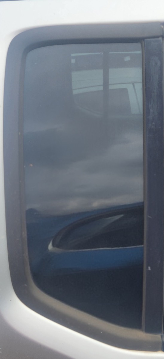 NAVARA RIGHT REAR QUARTER VENT