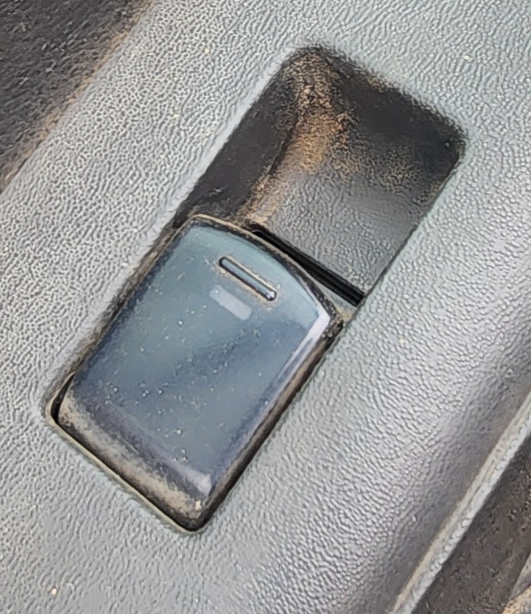NAVARA LEFT REAR WINDOW SWITCH