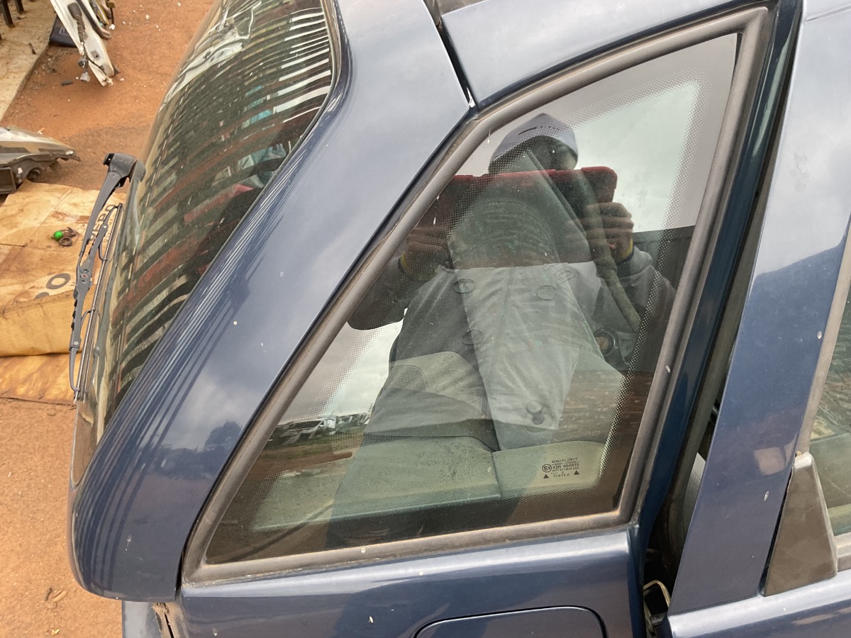 POLO PLAYA REAR RIGHT SIDE WINDOW