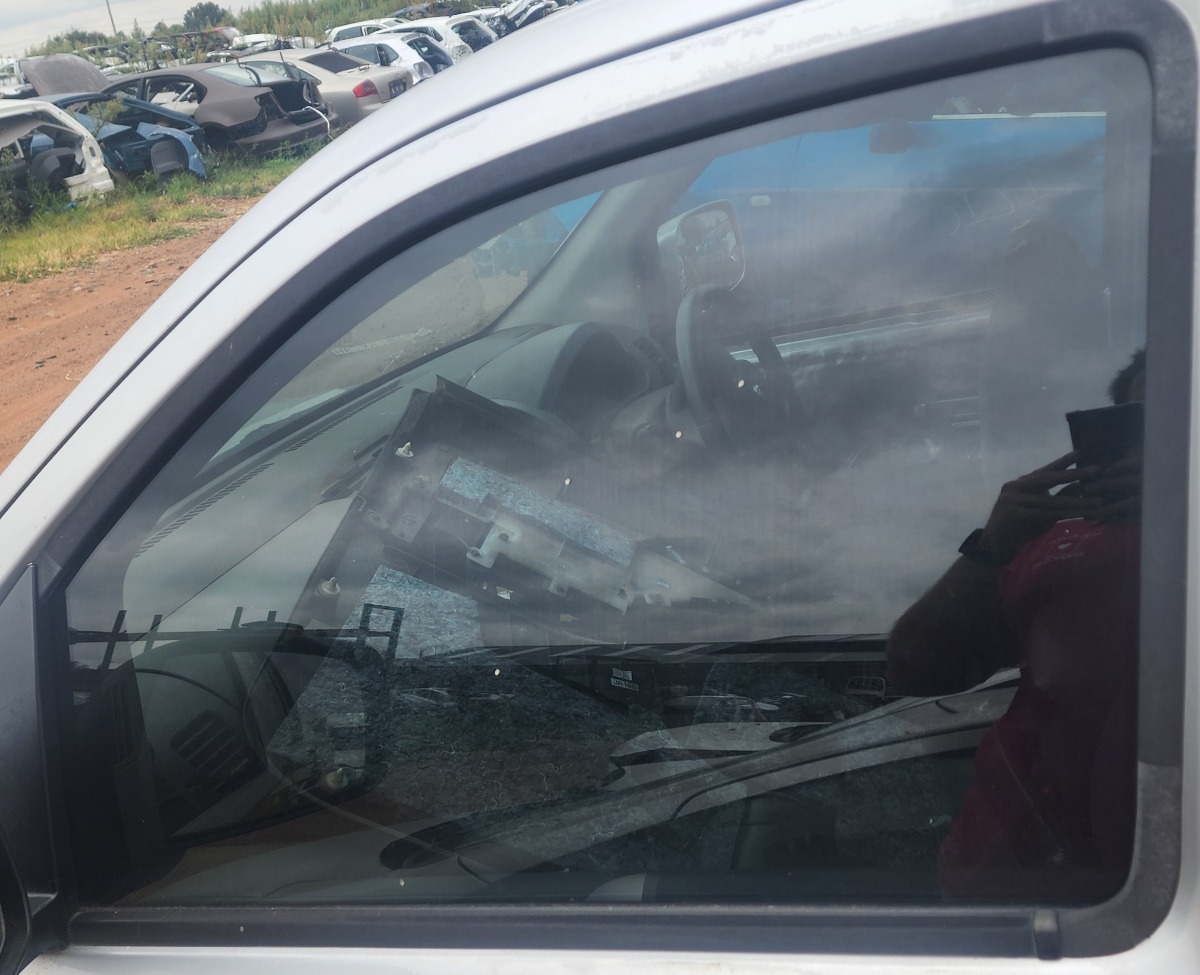 NAVARA LEFT FRONT DOOR GLASS